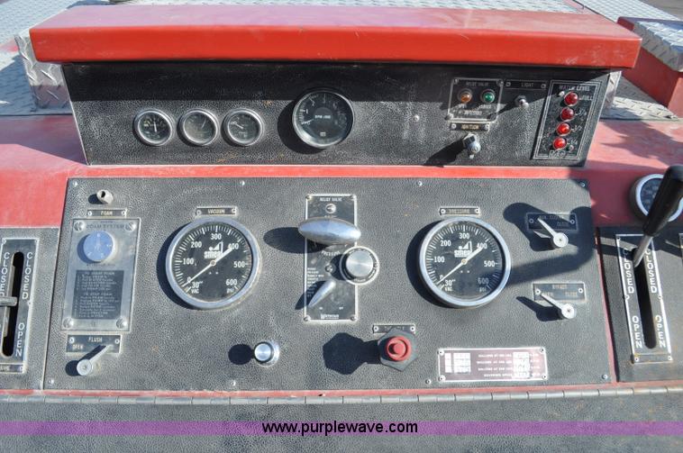 image for item G6415 1982 Ford F800 fire truck