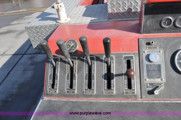 image for item G6415 1982 Ford F800 fire truck