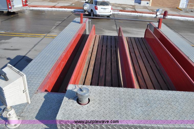 image for item G6415 1982 Ford F800 fire truck