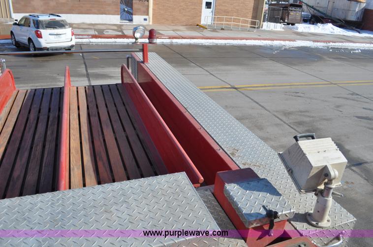 image for item G6415 1982 Ford F800 fire truck