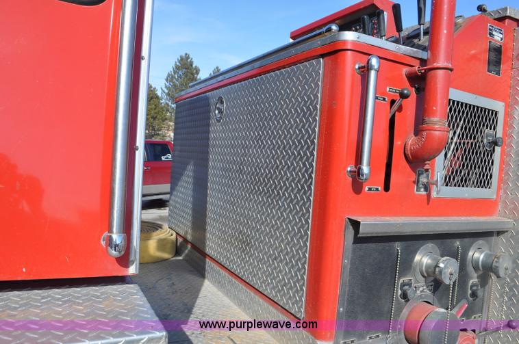 image for item G6415 1982 Ford F800 fire truck