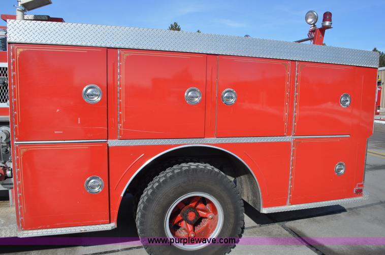 image for item G6415 1982 Ford F800 fire truck