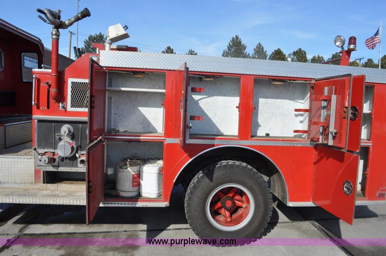 image for item G6415 1982 Ford F800 fire truck