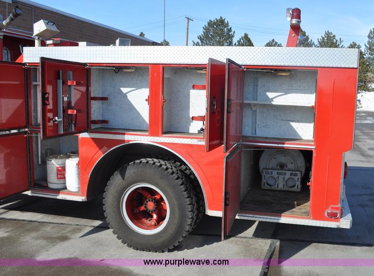 image for item G6415 1982 Ford F800 fire truck