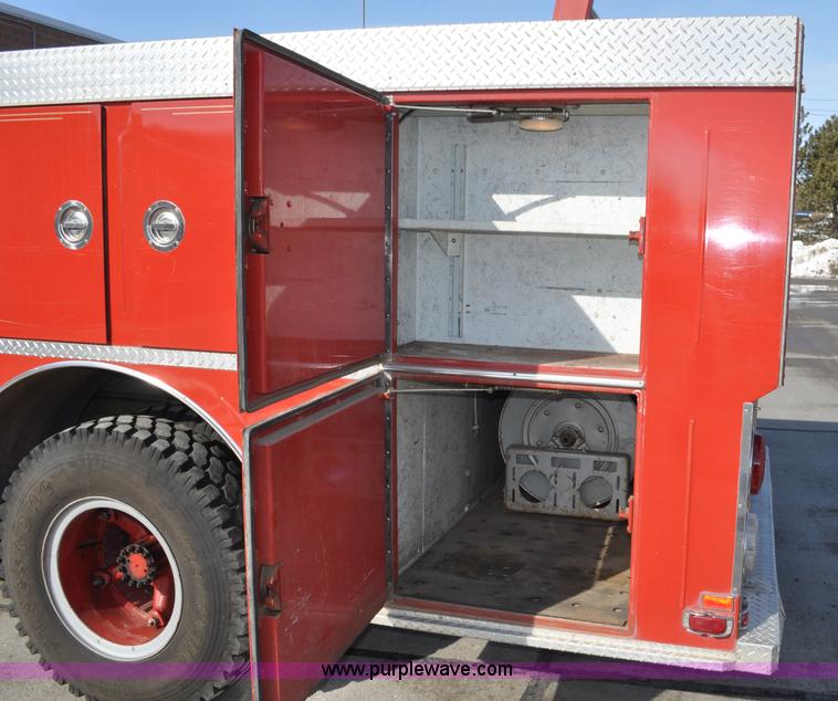 image for item G6415 1982 Ford F800 fire truck