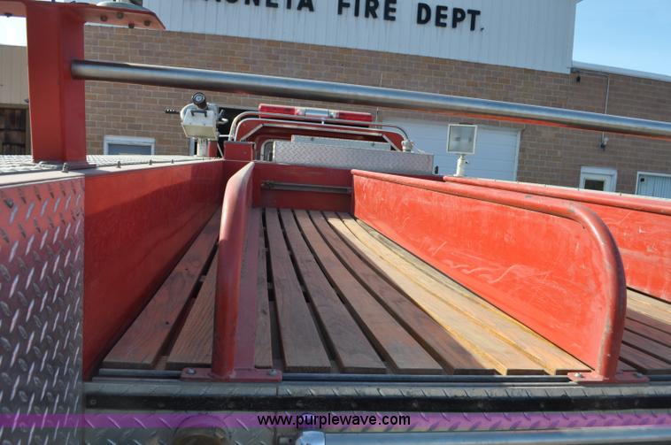 image for item G6415 1982 Ford F800 fire truck