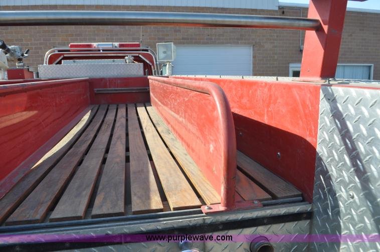 image for item G6415 1982 Ford F800 fire truck