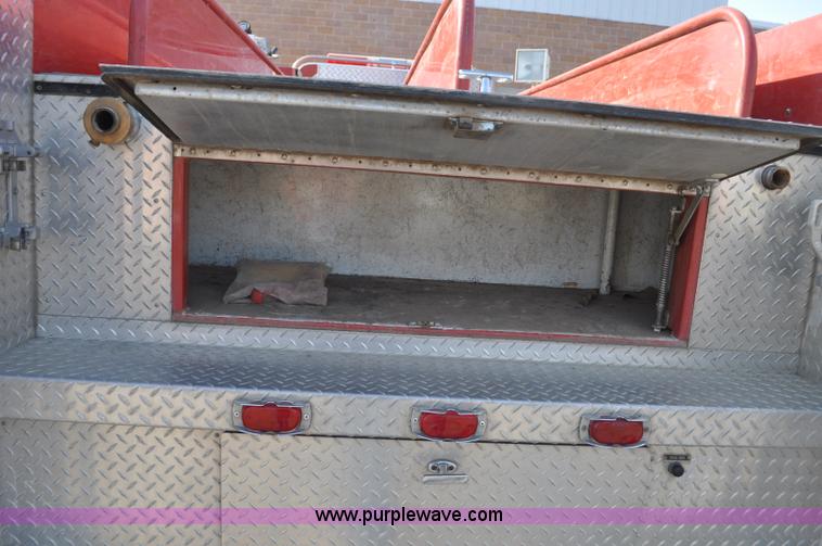 image for item G6415 1982 Ford F800 fire truck