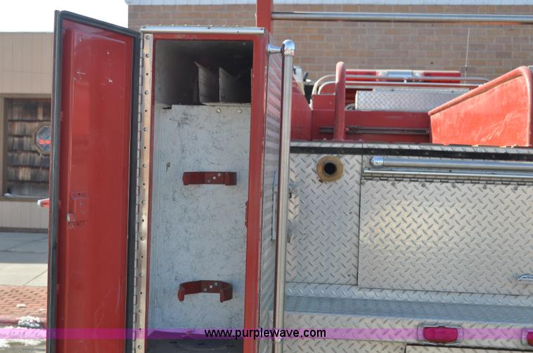 image for item G6415 1982 Ford F800 fire truck