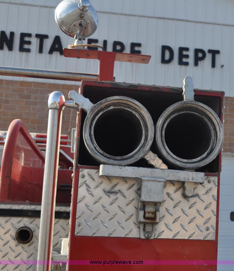 image for item G6415 1982 Ford F800 fire truck