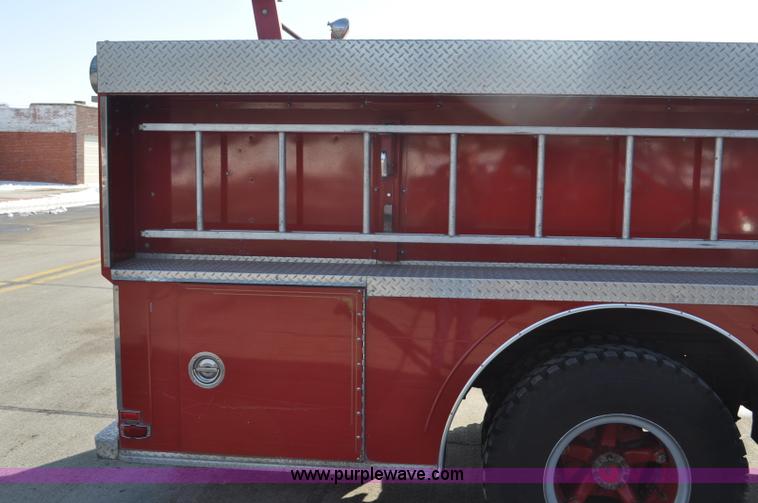 image for item G6415 1982 Ford F800 fire truck