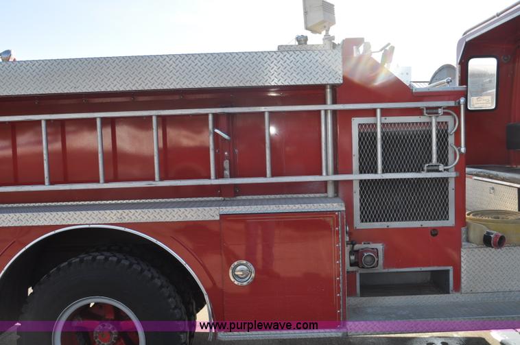 image for item G6415 1982 Ford F800 fire truck