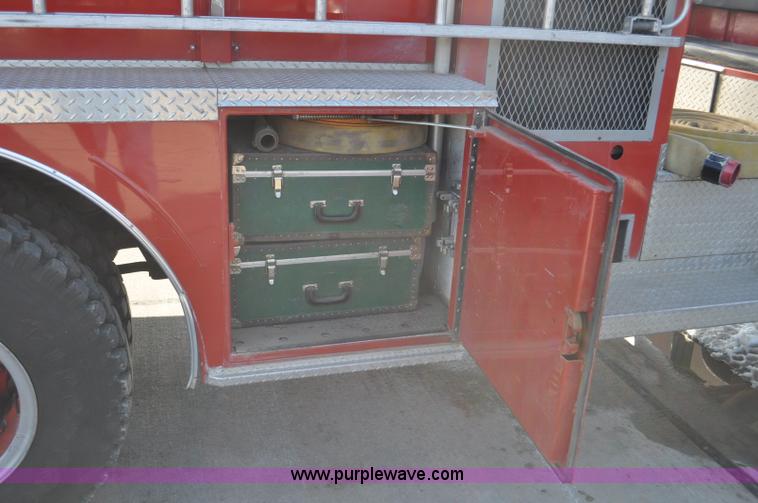 image for item G6415 1982 Ford F800 fire truck