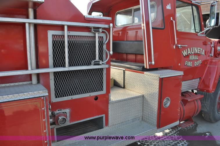 image for item G6415 1982 Ford F800 fire truck