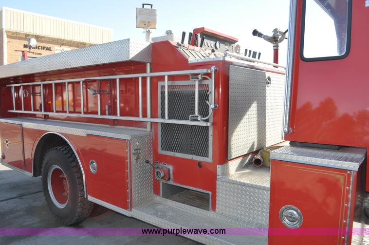 image for item G6415 1982 Ford F800 fire truck