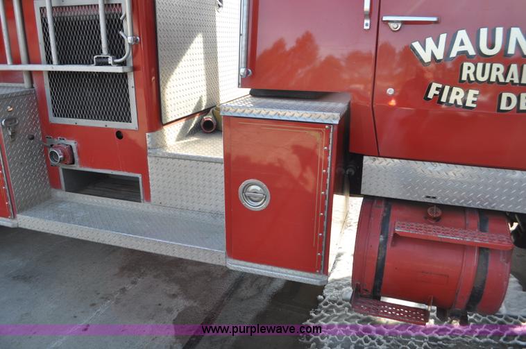 image for item G6415 1982 Ford F800 fire truck