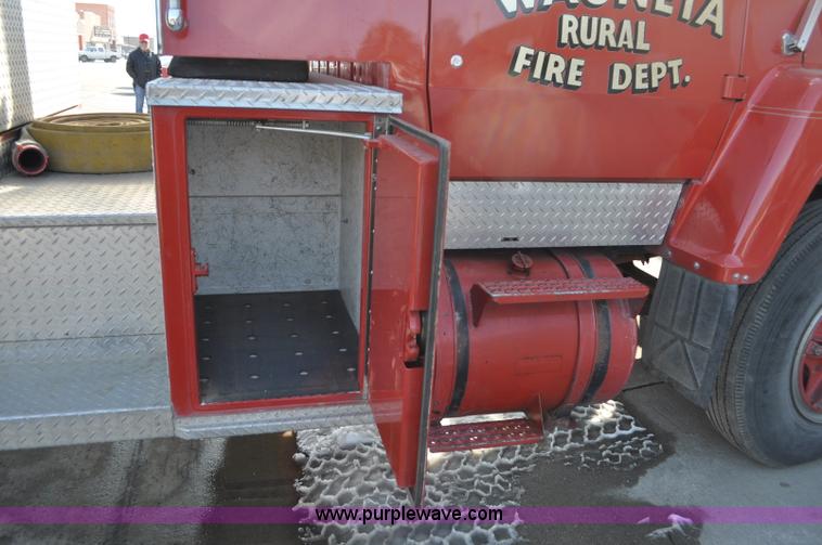 image for item G6415 1982 Ford F800 fire truck