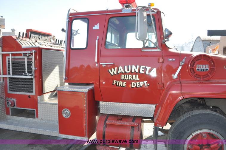 image for item G6415 1982 Ford F800 fire truck
