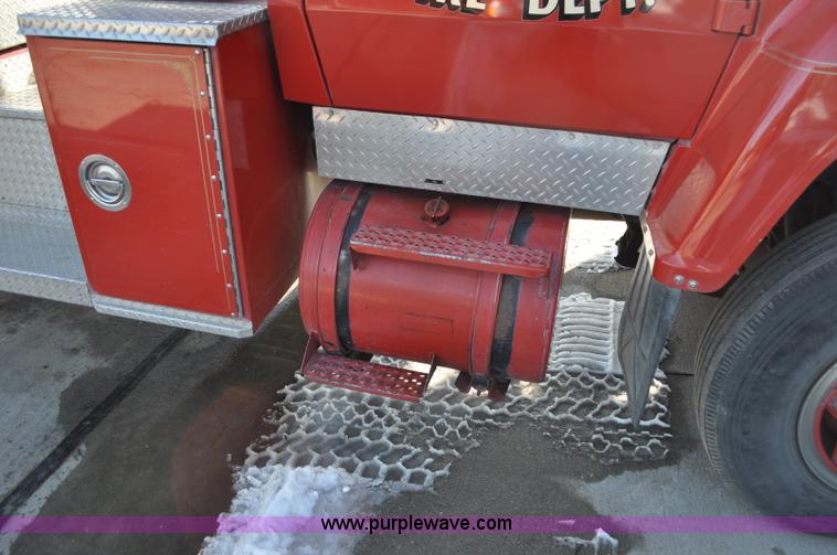 image for item G6415 1982 Ford F800 fire truck