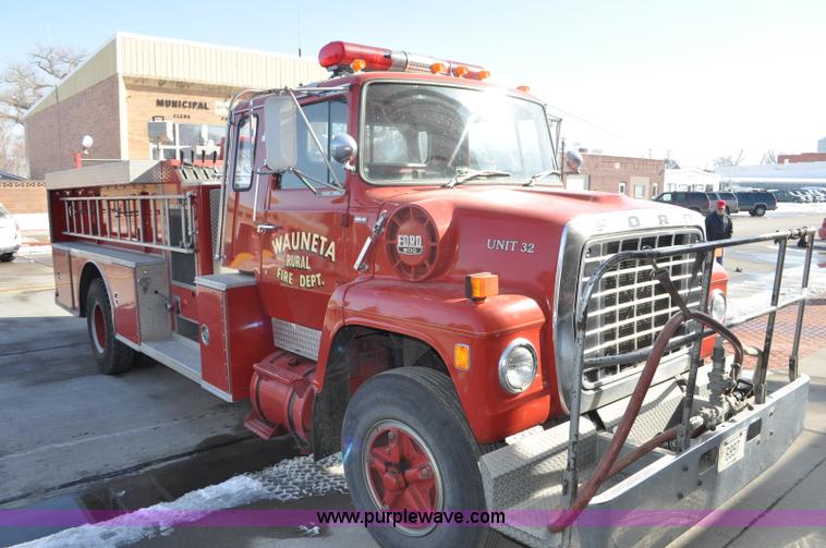image for item G6415 1982 Ford F800 fire truck