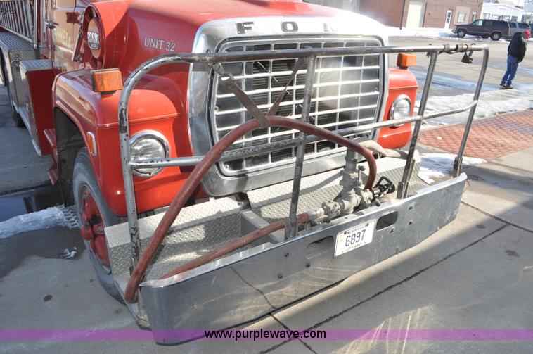 image for item G6415 1982 Ford F800 fire truck
