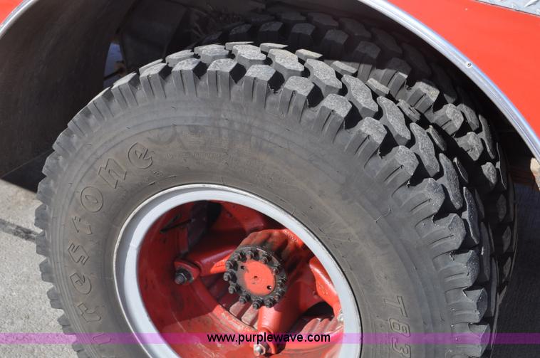 image for item G6415 1982 Ford F800 fire truck