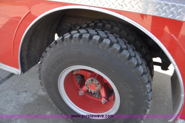 image for item G6415 1982 Ford F800 fire truck