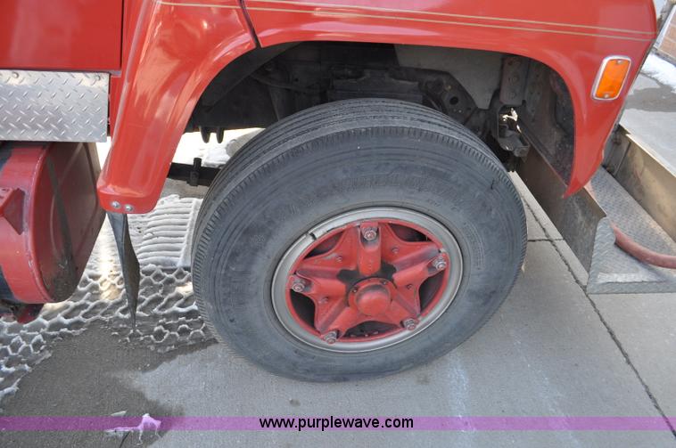 image for item G6415 1982 Ford F800 fire truck