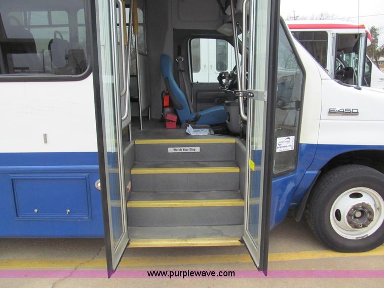 image for item G9517 2009 Ford E450 Starcraft transfit bus