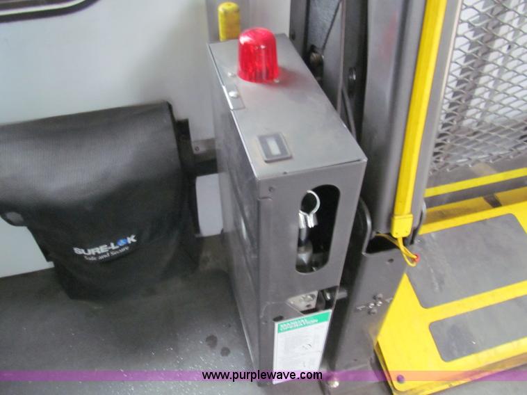 image for item G9517 2009 Ford E450 Starcraft transfit bus