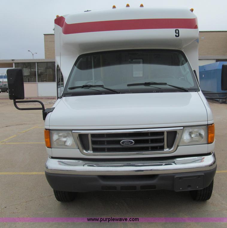 image for item G9518 2006 Ford E350 Super Duty Eldorado transit bus