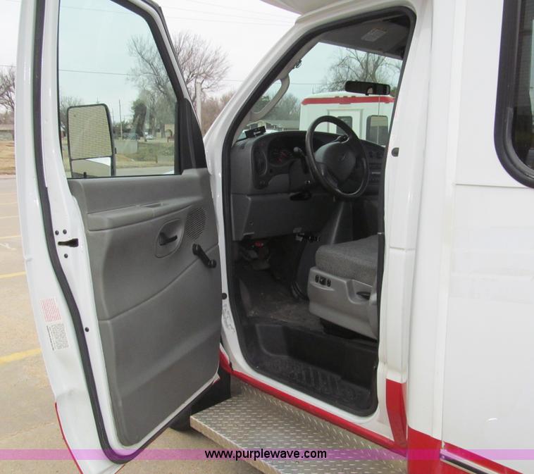 image for item G9518 2006 Ford E350 Super Duty Eldorado transit bus