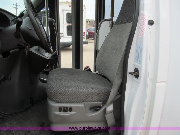 image for item G9518 2006 Ford E350 Super Duty Eldorado transit bus