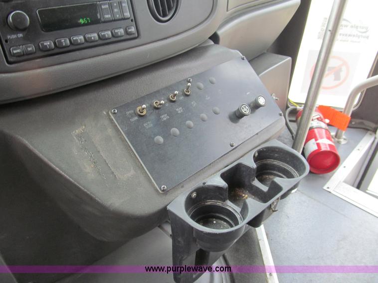 image for item G9518 2006 Ford E350 Super Duty Eldorado transit bus