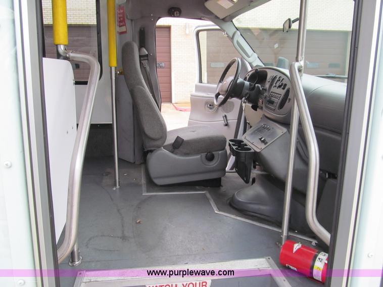 image for item G9518 2006 Ford E350 Super Duty Eldorado transit bus