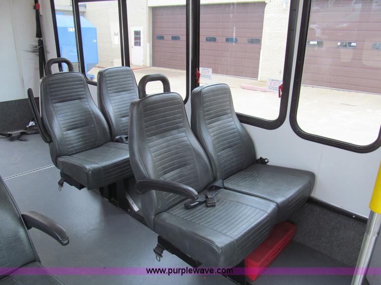 image for item G9518 2006 Ford E350 Super Duty Eldorado transit bus