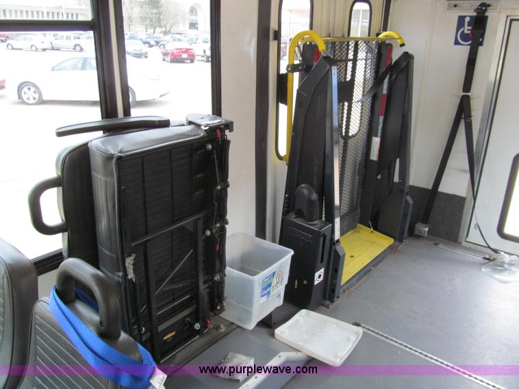 image for item G9518 2006 Ford E350 Super Duty Eldorado transit bus