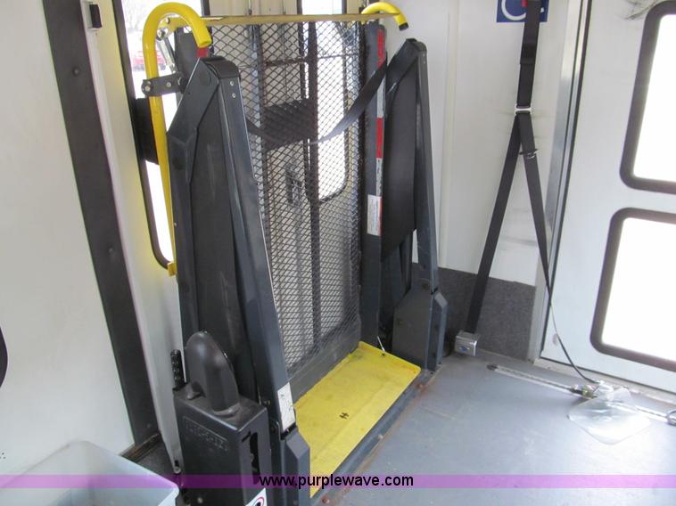 image for item G9518 2006 Ford E350 Super Duty Eldorado transit bus