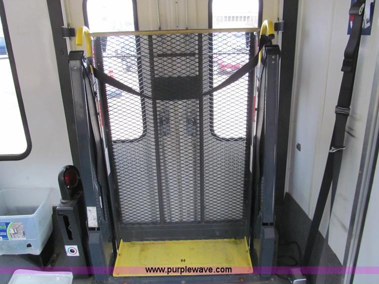 image for item G9518 2006 Ford E350 Super Duty Eldorado transit bus