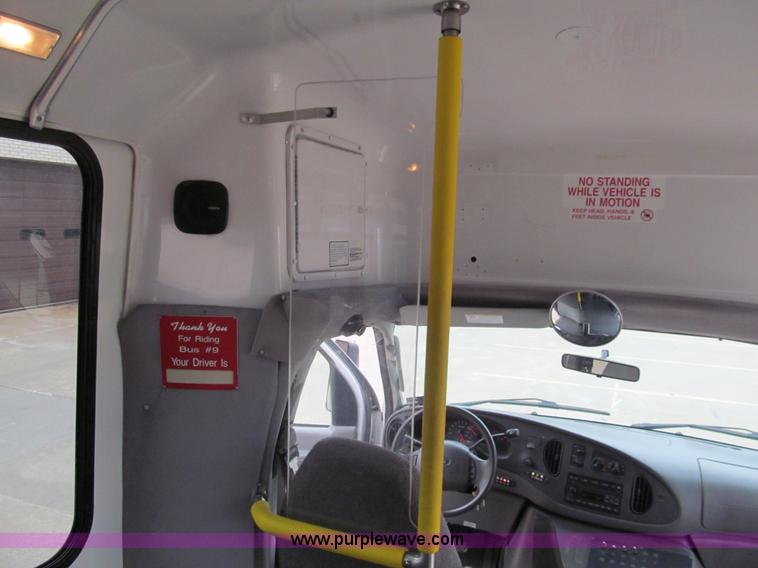 image for item G9518 2006 Ford E350 Super Duty Eldorado transit bus