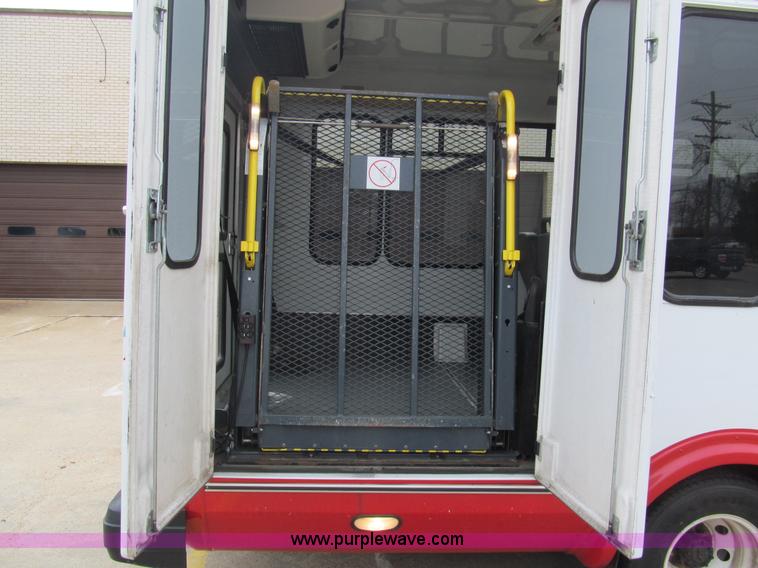 image for item G9518 2006 Ford E350 Super Duty Eldorado transit bus