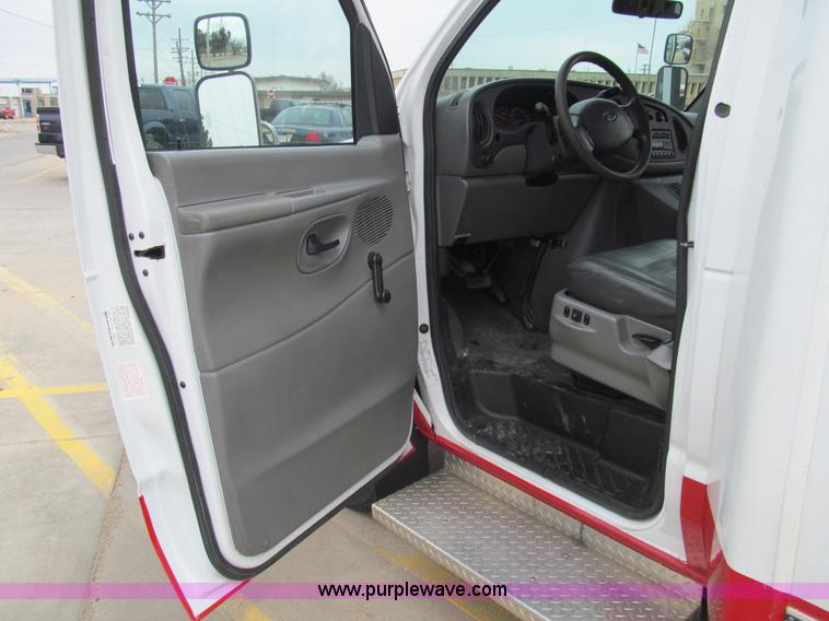 image for item G9519 2005 Ford E350 Super Duty Eldorado transit bus