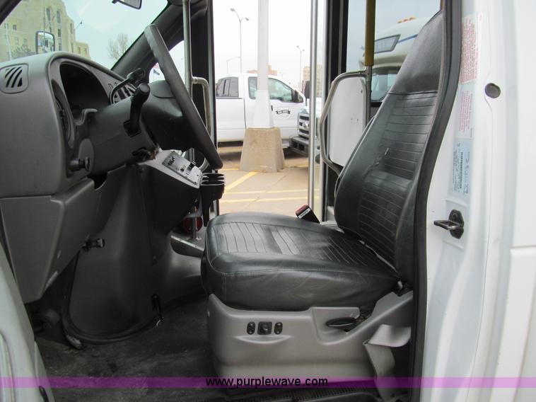 image for item G9519 2005 Ford E350 Super Duty Eldorado transit bus