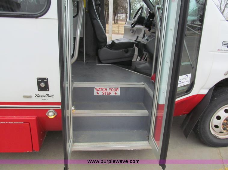 image for item G9519 2005 Ford E350 Super Duty Eldorado transit bus