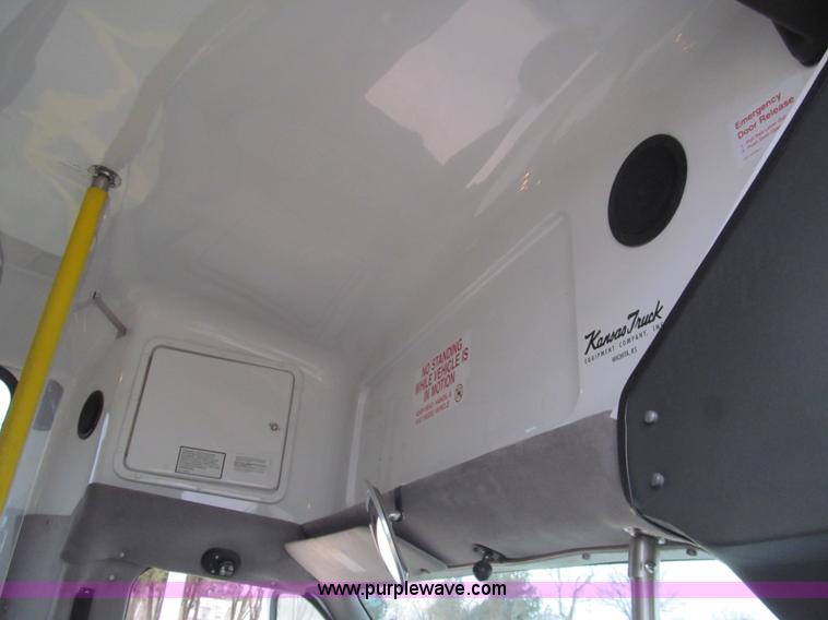 image for item G9519 2005 Ford E350 Super Duty Eldorado transit bus