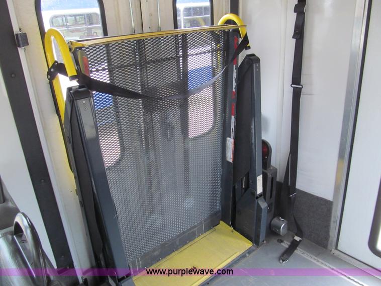 image for item G9519 2005 Ford E350 Super Duty Eldorado transit bus