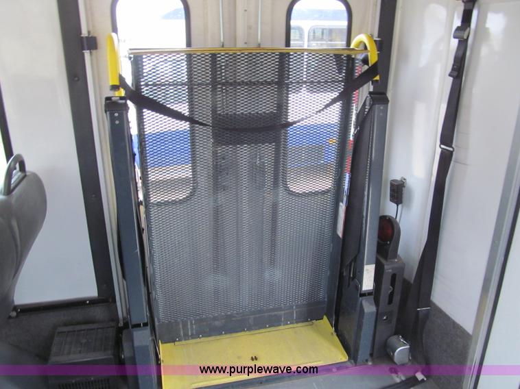 image for item G9519 2005 Ford E350 Super Duty Eldorado transit bus