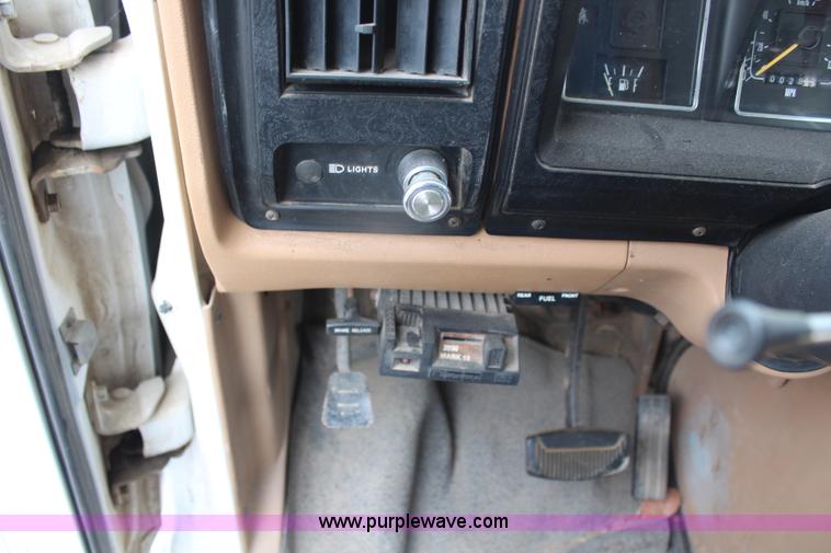 image for item H1496 1984 Ford Econoline E350 bus