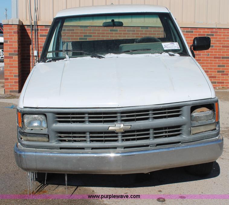 image for item H8293 1994 Chevrolet Cheyenne 1500 pickup truck cab and chassis
