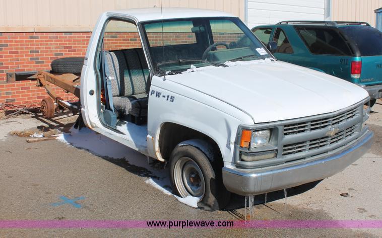 image for item H8293 1994 Chevrolet Cheyenne 1500 pickup truck cab and chassis